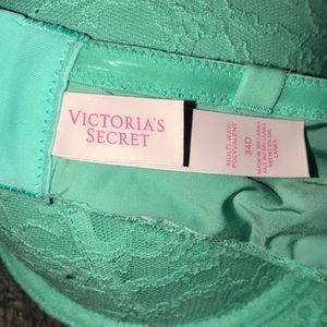 34D Victoria’s Secret